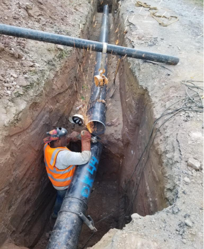 INSTALACIÓN-DE-LÍNEA-DE-ACERO-DE-10-22-PARA-EL-ACUEDUCTO-MÚLTIPLE-DE-JUANA-VICENTA-LOS-ALGARROBOS-PROVINCIA-SAMANÁ-cortando