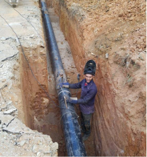 INSTALACIÓN-DE-LÍNEA-DE-ACERO-DE-10-22-PARA-EL-ACUEDUCTO-MÚLTIPLE-DE-JUANA-VICENTA-LOS-ALGARROBOS-PROVINCIA-SAMANÁ-trabajando