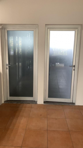Remodelación-y-remozamiento-de-baños-INTEC-puertas